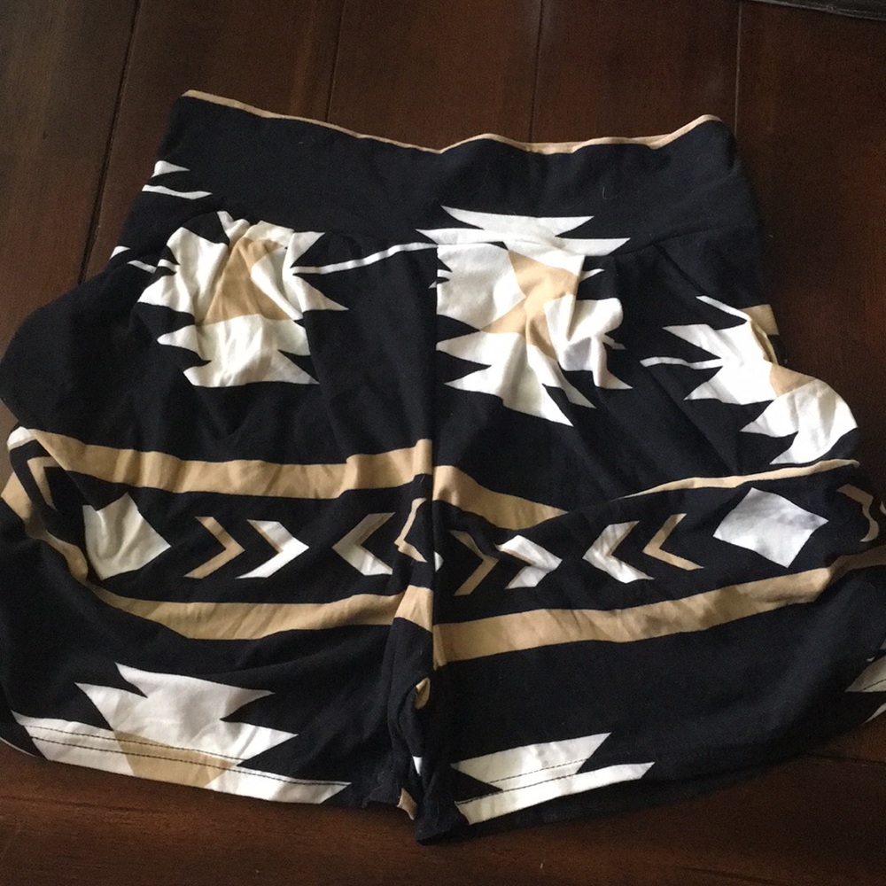 Aztec themed shorts, with pockets!